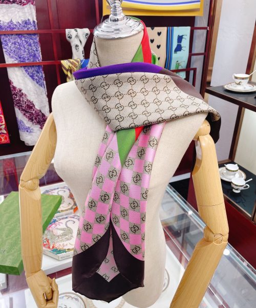 Gucci Geometric GG Print Twill Beige and Dark Green Scarf 90cm/35in ‎682469 3G001 9766 