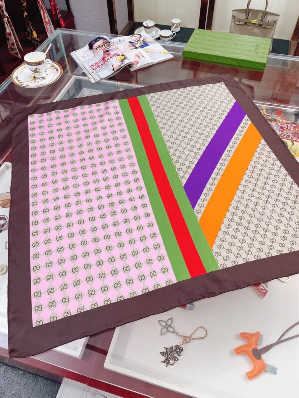 Gucci Geometric GG Print Twill Beige and Dark Green Scarf 90cm/35in ‎682469 3G001 9766 