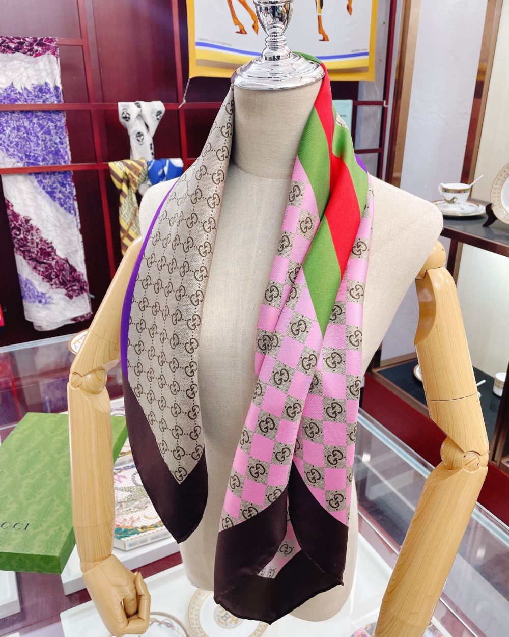 Gucci Geometric GG Print Twill Beige and Dark Green Scarf 90cm/35in ‎682469 3G001 9766 