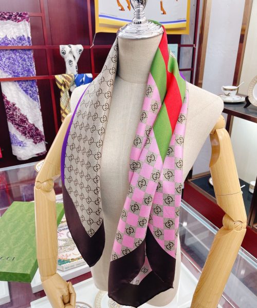 Gucci Geometric GG Print Twill Beige and Dark Green Scarf 90cm/35in ‎682469 3G001 9766 
