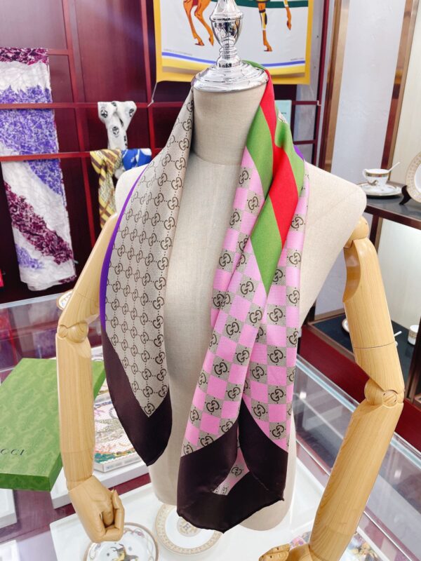 Gucci Geometric GG Print Twill Beige and Dark Green Scarf 90cm/35in ‎682469 3G001 9766 