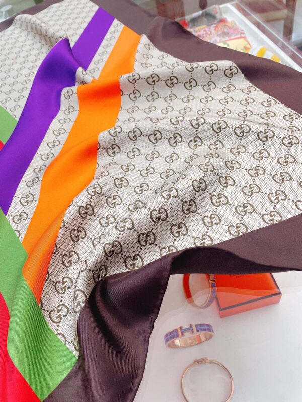 Gucci Geometric GG Print Twill Beige and Dark Green Scarf 90cm/35in ‎682469 3G001 9766 