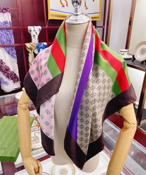 Gucci Geometric GG Print Twill Beige and Dark Green Scarf 90cm/35in ‎682469 3G001 9766 