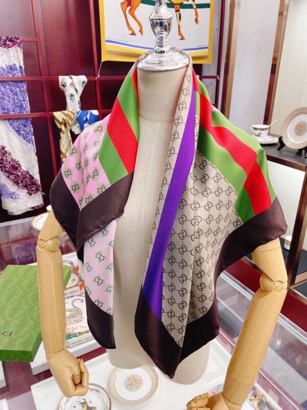 Gucci Geometric GG Print Twill Beige and Dark Green Scarf 90cm/35in ‎682469 3G001 9766 