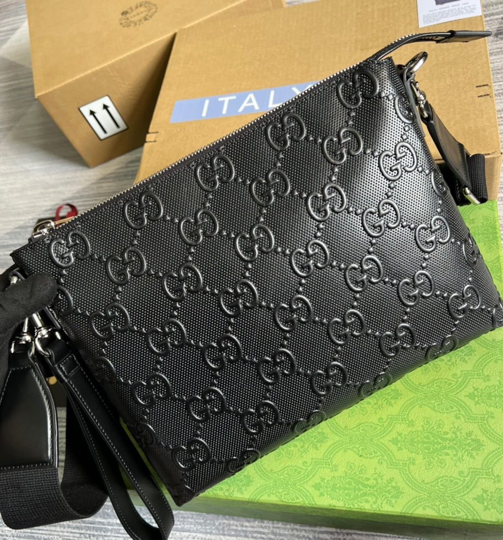 1:1 Replica Gucci GG Embossed Medium Messenger Bag Black GG Embossed For Men 12in/31cm GG 696009 1W3CN 1000