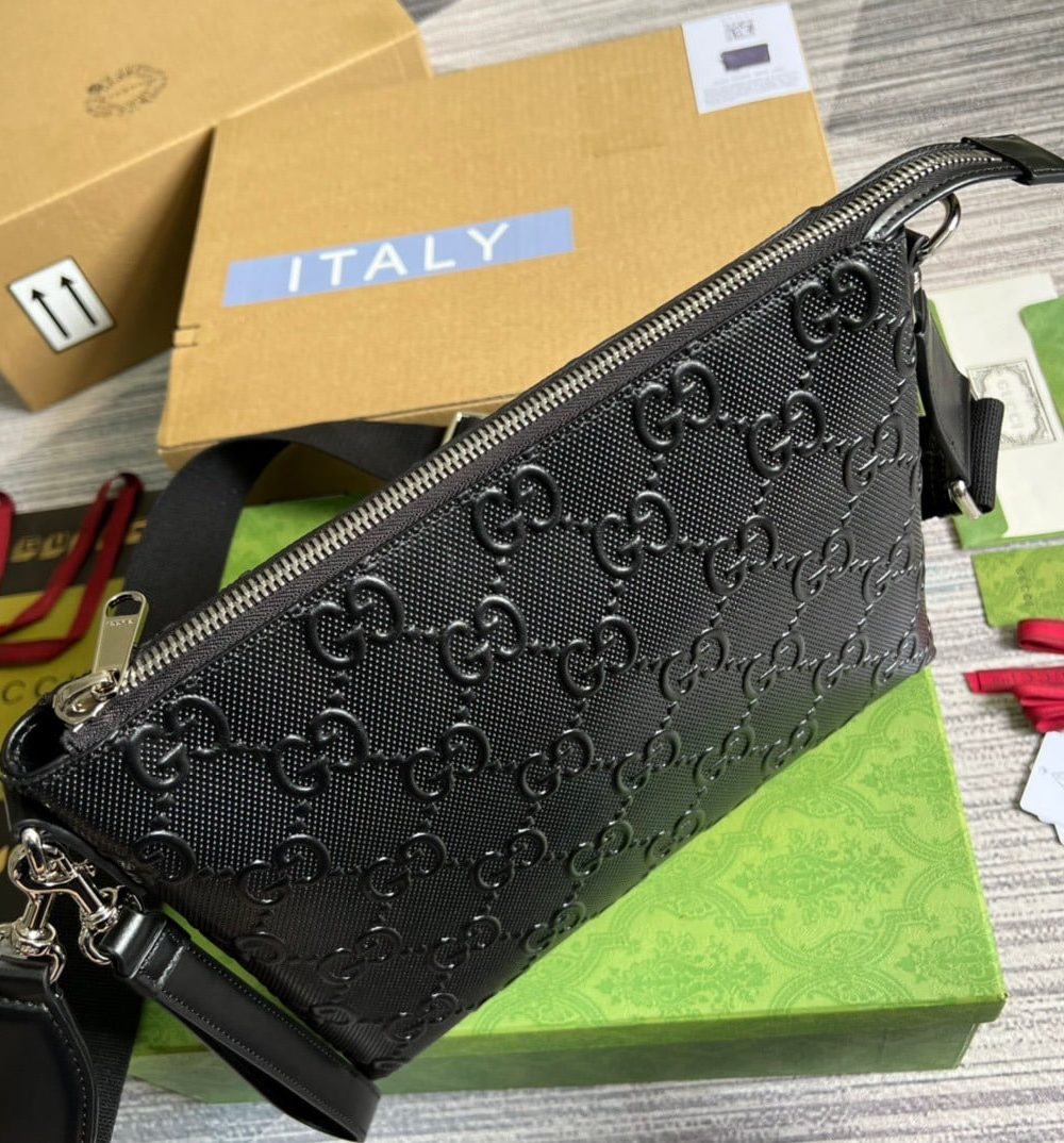 1:1 Replica Gucci GG Embossed Medium Messenger Bag Black GG Embossed For Men 12in/31cm GG 696009 1W3CN 1000