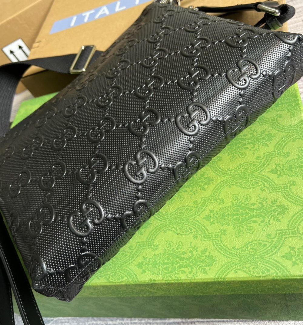 1:1 Replica Gucci GG Embossed Medium Messenger Bag Black GG Embossed For Men 12in/31cm GG 696009 1W3CN 1000