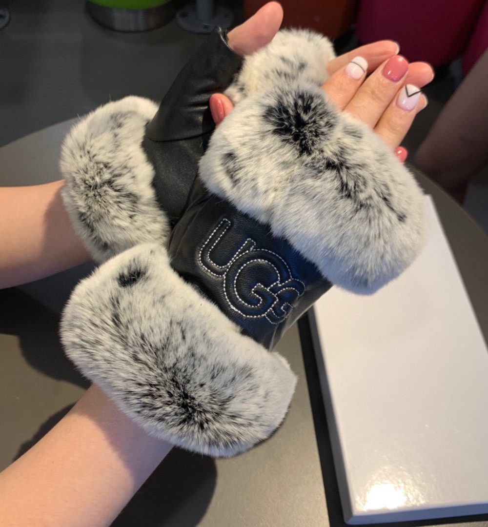 Gucci Gloves With Signature Double G Motif In Black