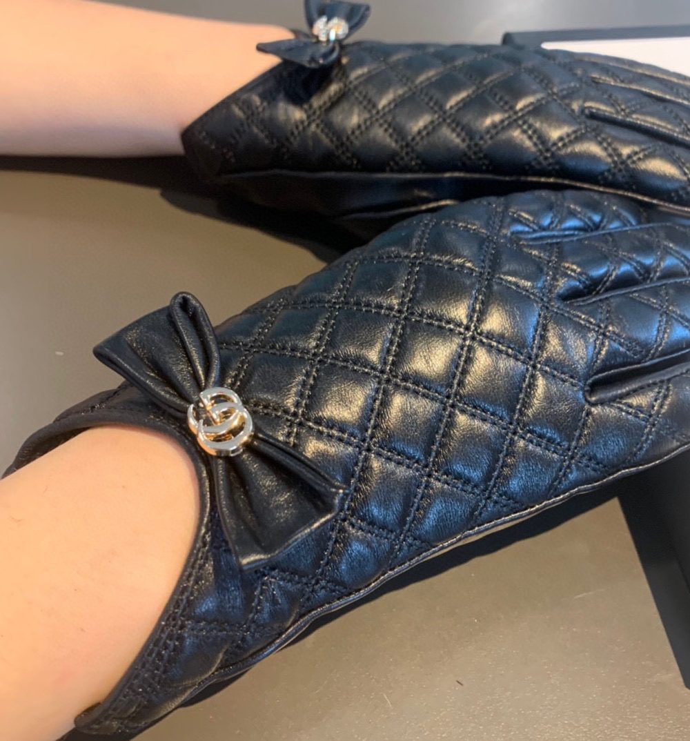 Gucci Gloves With Signature Double G Motif In Black