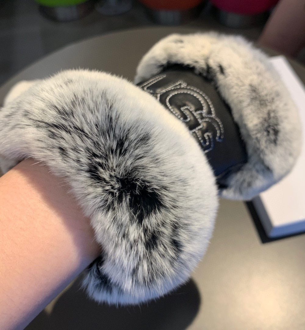 Gucci Gloves With Signature Double G Motif In Black