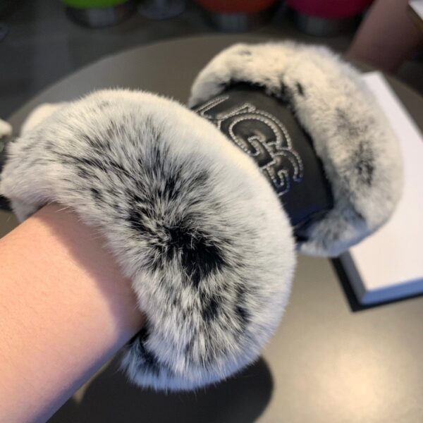 Gucci Gloves With Signature Double G Motif In Black
