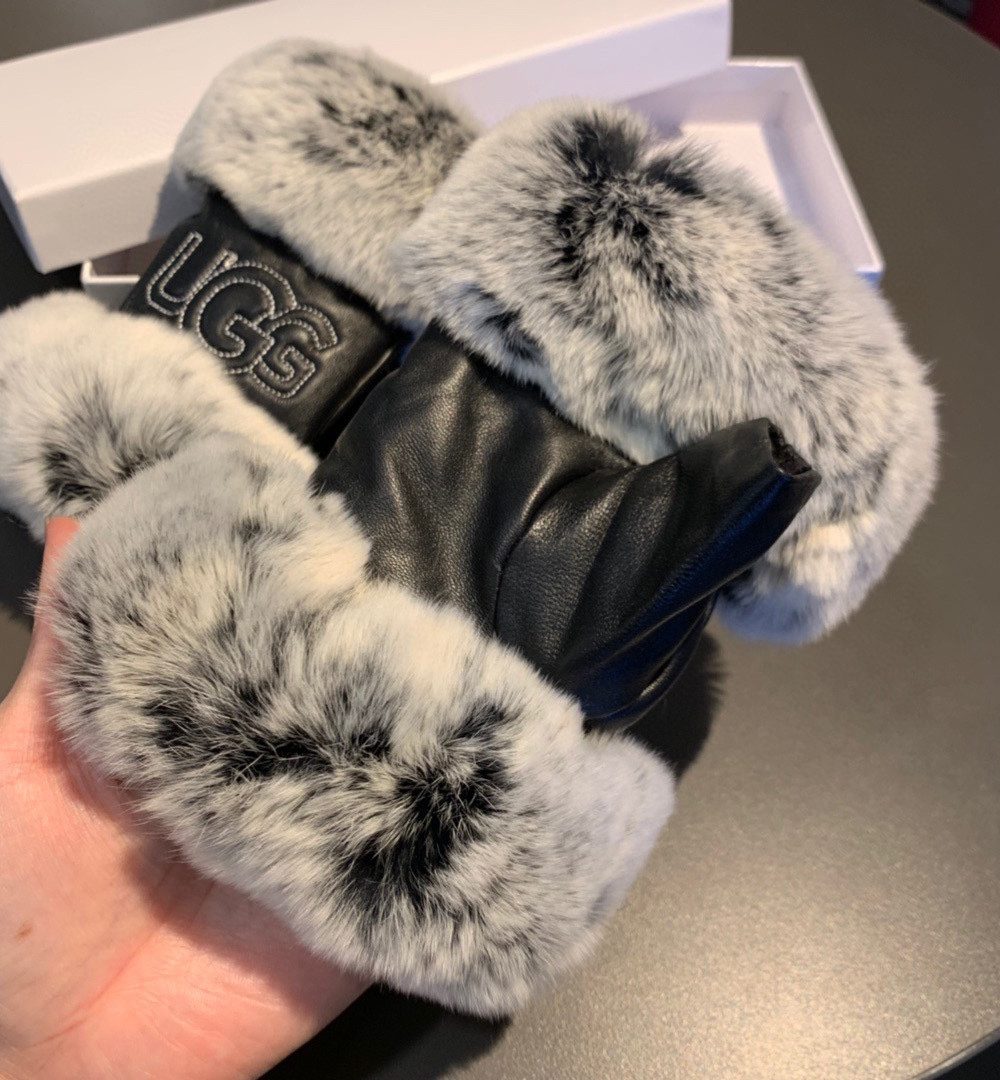 Gucci Gloves With Signature Double G Motif In Black