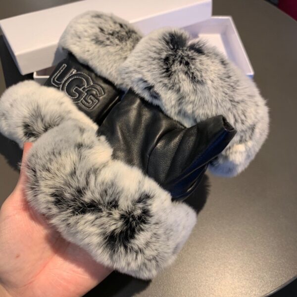 Gucci Gloves With Signature Double G Motif In Black