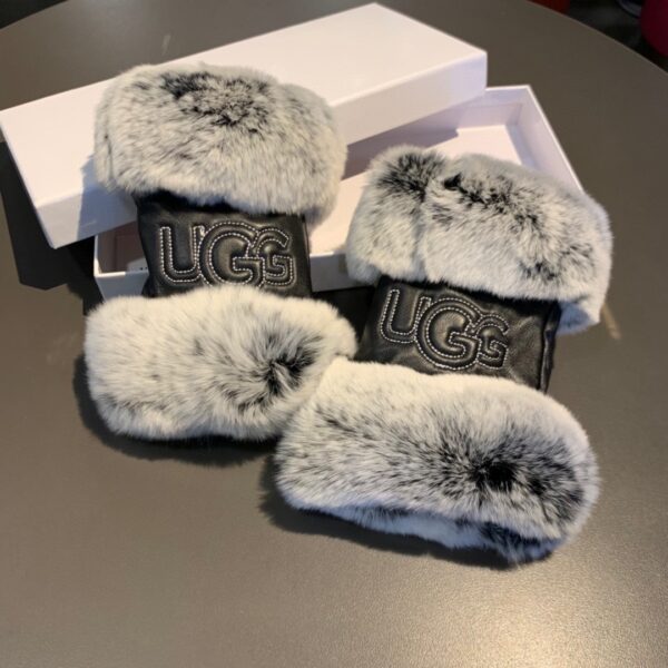 Gucci Gloves With Signature Double G Motif In Black