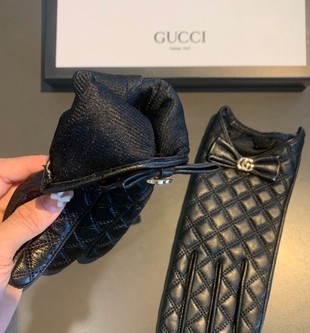 Gucci Gloves With Signature Double G Motif In Black
