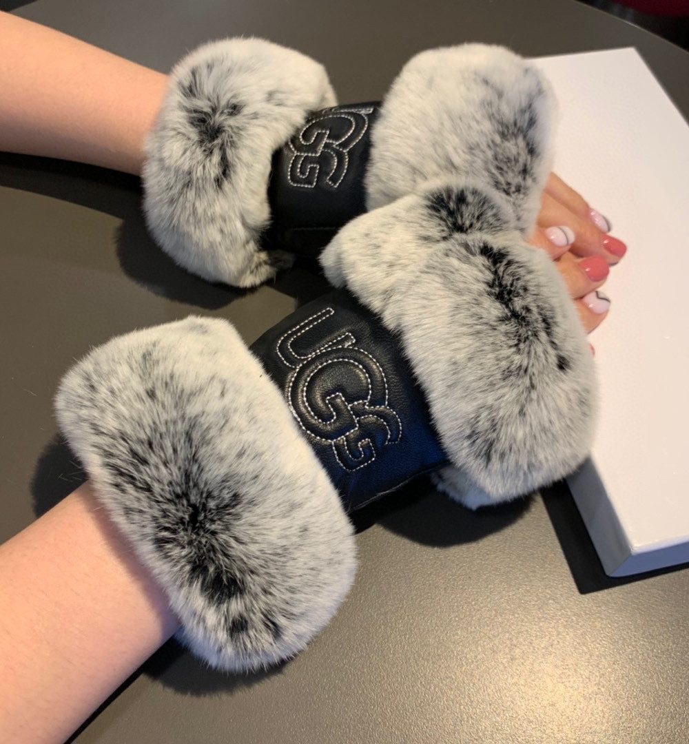 Gucci Gloves With Signature Double G Motif In Black