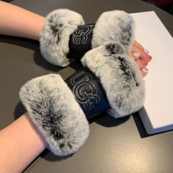 Gucci Gloves With Signature Double G Motif In Black