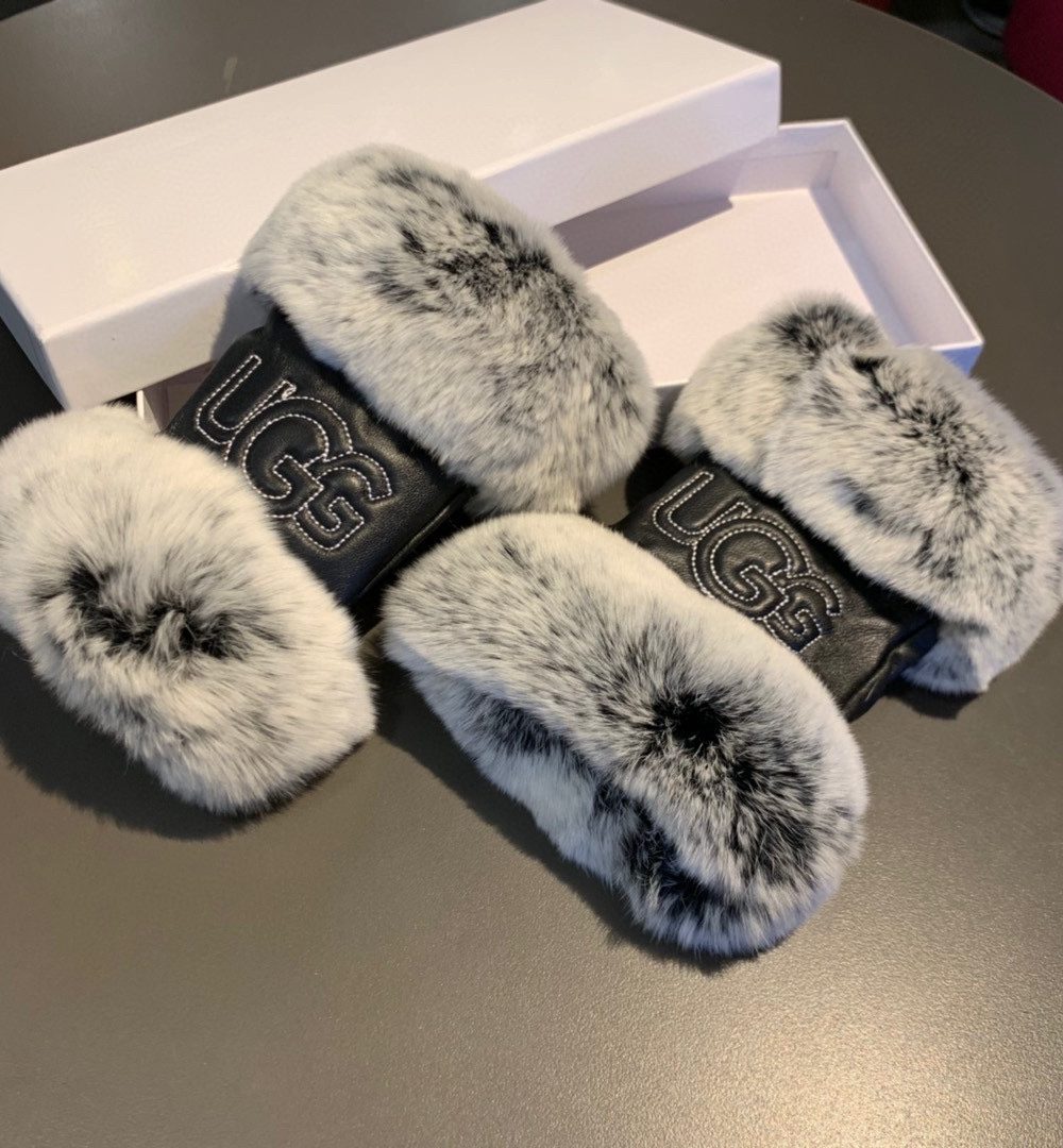 Gucci Gloves With Signature Double G Motif In Black