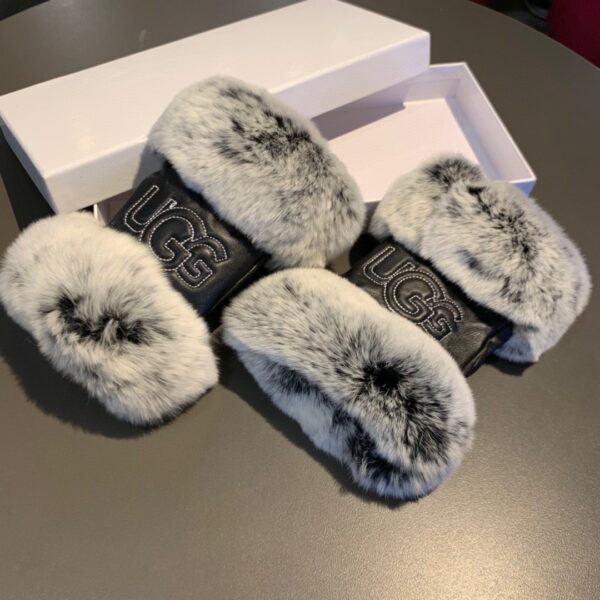 Gucci Gloves With Signature Double G Motif In Black