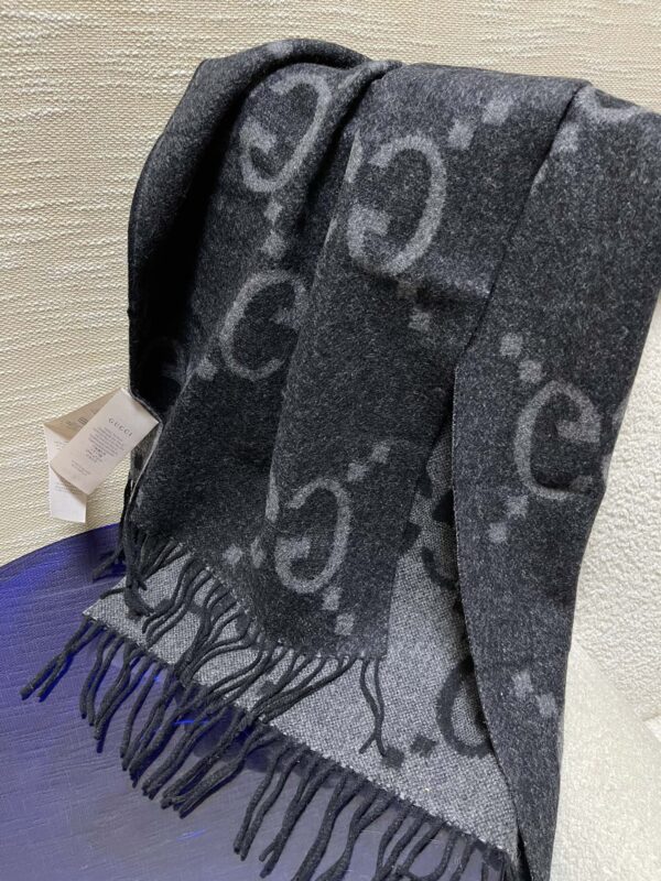 Gucci Jacquard Pattern Knitted Grey Scarf 180cm/71in 133483 3G200 1160 