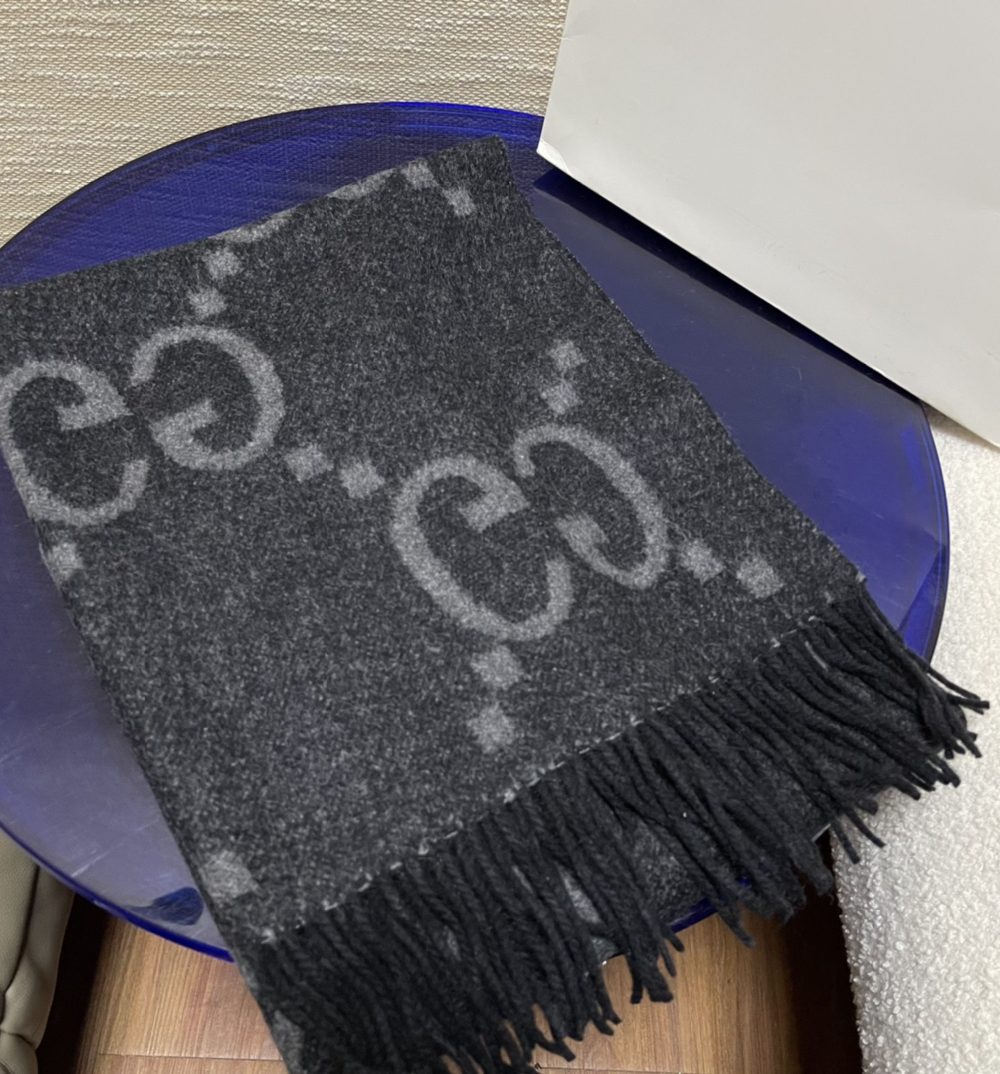 Gucci Jacquard Pattern Knitted Grey Scarf 180cm/71in 133483 3G200 1160 