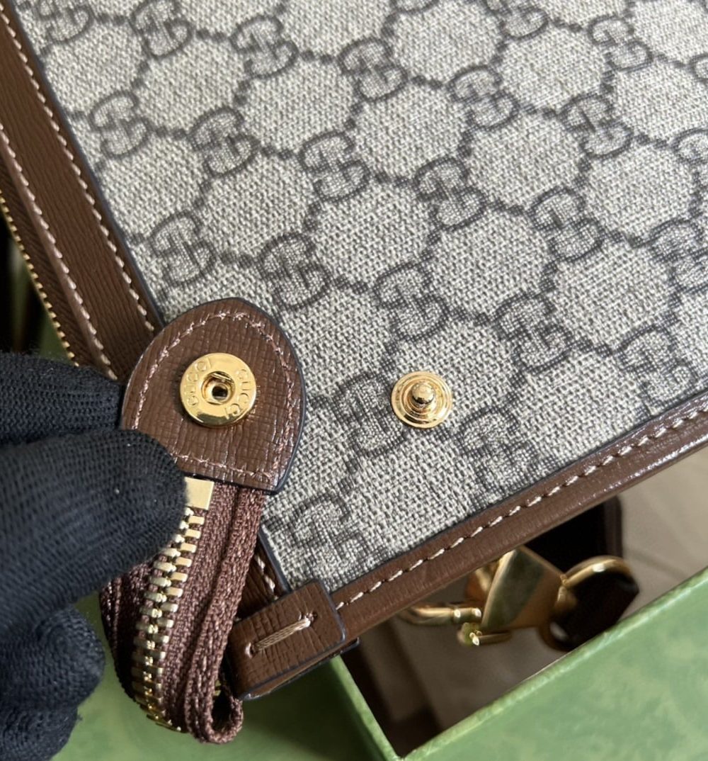 1:1 Replica Gucci Messenger Bag With Interlocking G Beige And Ebony GG Supreme Canvas And Brown For Men 8in/21cm GG 674164 92THG