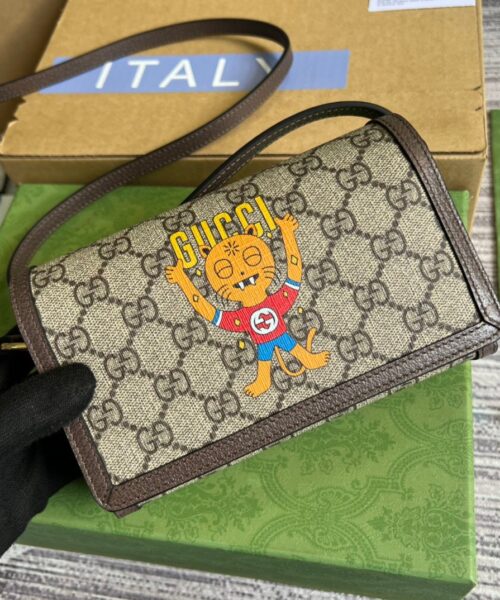 1:1 Replica Gucci Mini Kitten Printed Monogrammed Coated-Canvas Messenger Bag Beige And Ebony GG Supreme Canvas, An Eco-Friendly Material For Women  7.1in/18cm GG