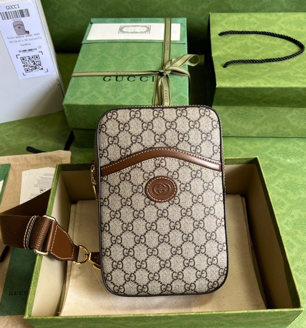 1:1 Replica Gucci Sling Backpack With Interlocking G Beige And Ebony GG Supreme Canvas For Men 9.4in/24cm GG 696016 92THG 8563