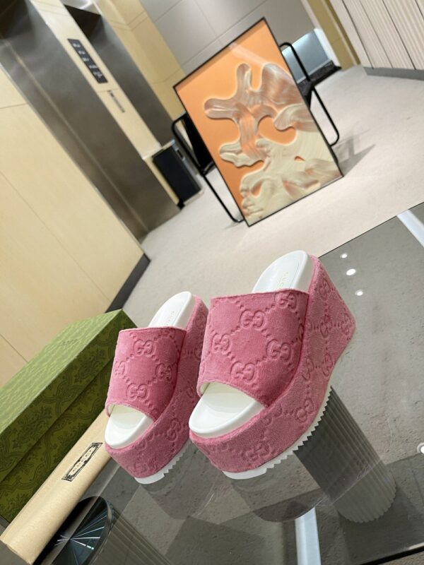 Gucci Women's GG Platform Sandal Pink For Women GG