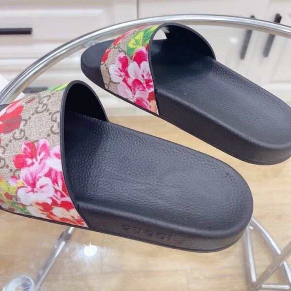 Gucci Women's Slides Bloom Print Red For Women 408508 G2200 8919