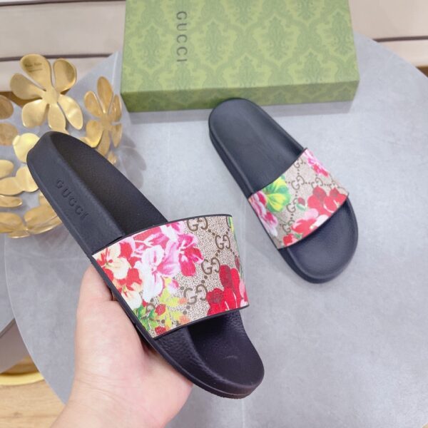 Gucci Women's Slides Bloom Print Red For Women 408508 G2200 8919