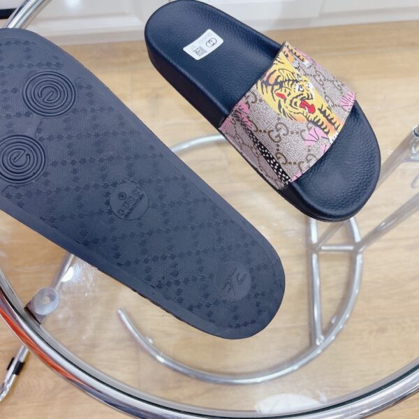 Gucci Women's Tiger Print Slide Sandal Multicolor For Women 408508