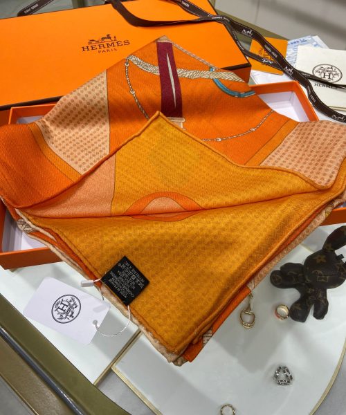 Hermes Clic-Clac Double Face Bouton D'or/Beige/Crème Clair Scarf 140cm/55in 