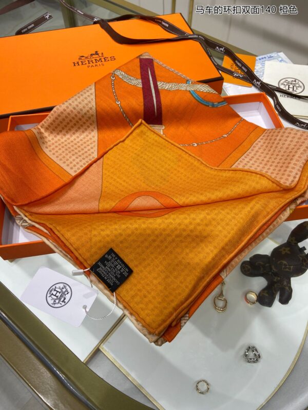Hermes Clic-Clac Double Face Bouton D'or/Beige/Crème Clair Scarf 140cm/55in 