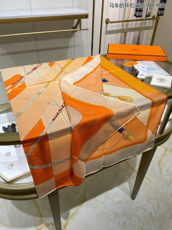 Hermes Clic-Clac Double Face Bouton D'or/Beige/Crème Clair Scarf 140cm/55in 