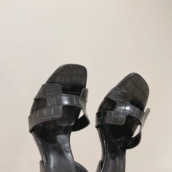 Hermes Ella Sandal Noir For Women 4.1in/10.5cm H221241Z 02360