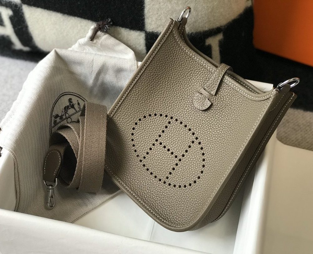 1:1 Replica Hermes Evelyne 16 Amazone Bag Etoupe With Silver-Toned Hardware For Women, Women's Shoulder And Crossbody Bags 6.3in/16cm H069426CKBF