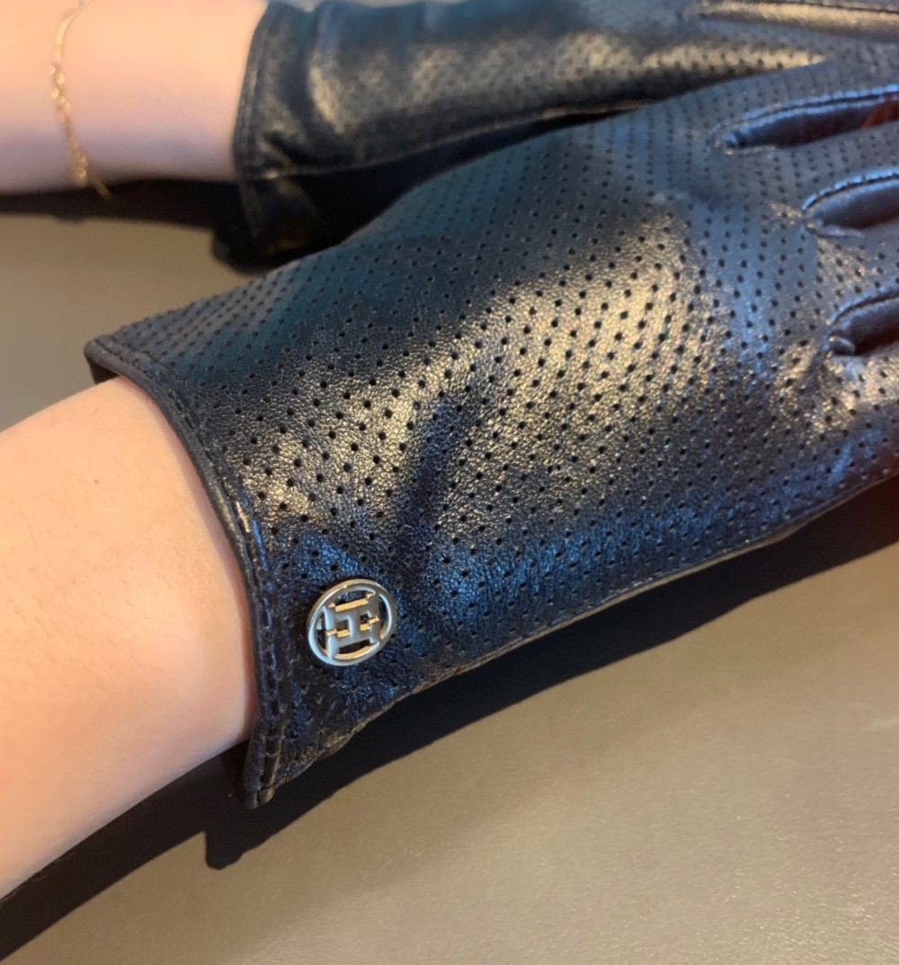 Hermes Soya Gloves In Black
