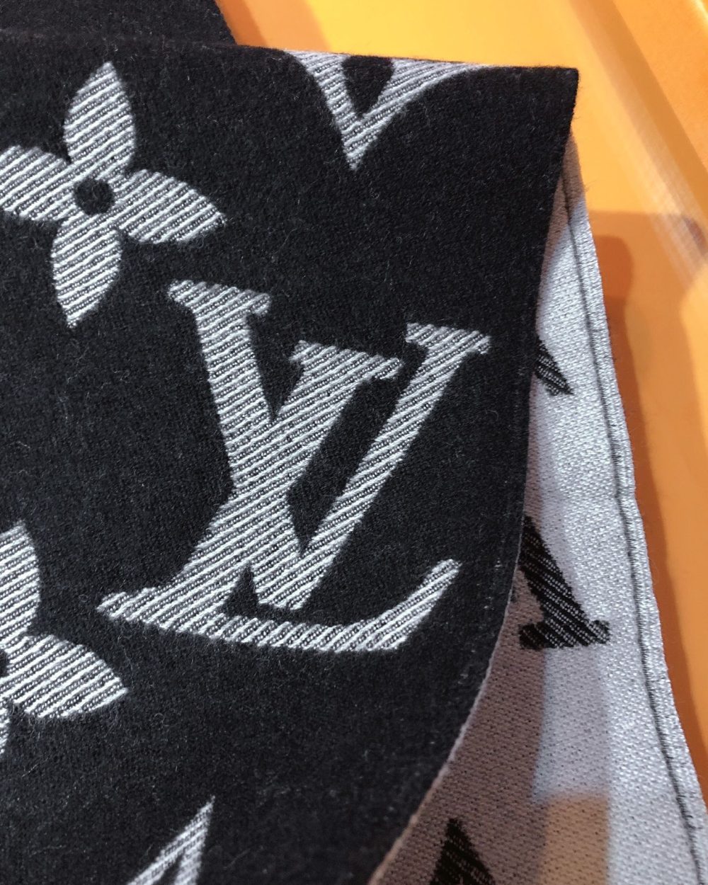 LV Essential Monogram Black/White Scarf