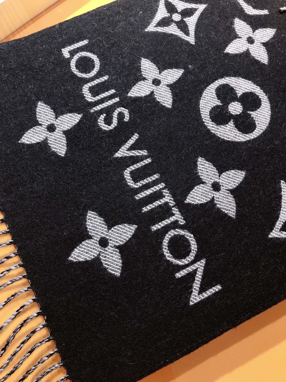 LV Essential Monogram Black/White Scarf - Image 7