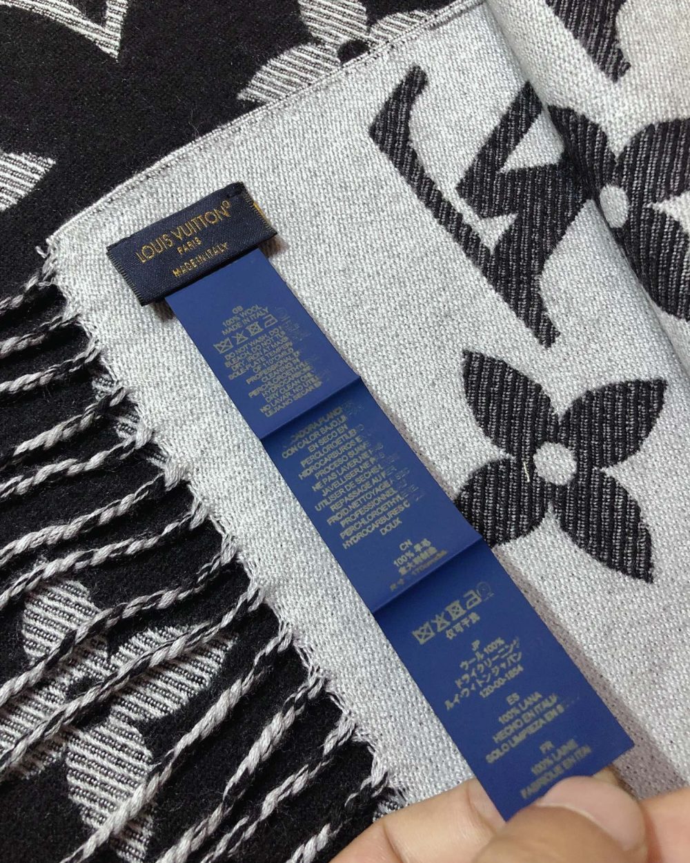 LV Essential Monogram Black/White Scarf