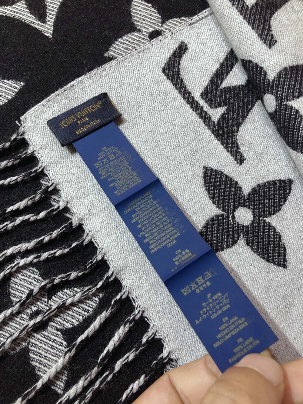 LV Essential Monogram Black/White Scarf - Image 9