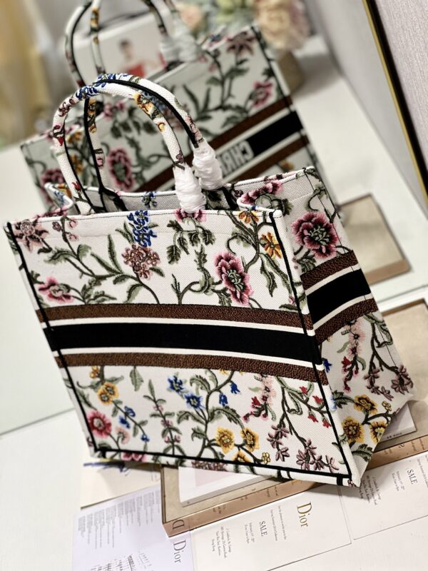 1:1 Replica Large Dior Tote Bag Black/White For Women 16.5 in/ 42cm M1286ZEAU_M911