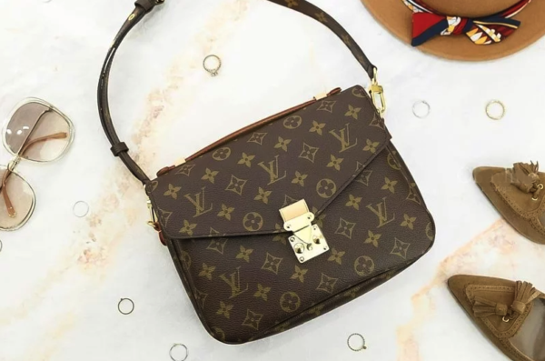 LC01 - Louis Vuitton Women's Fashion Bag