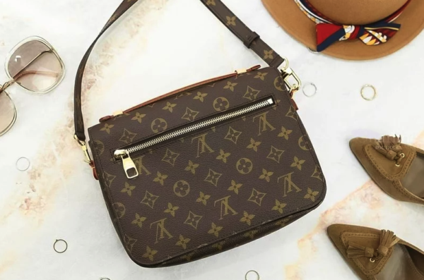 LC01 - Louis Vuitton Women's Fashion Bag