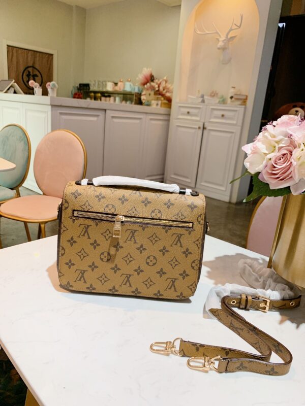 LC02 - Louis Vuitton Women's Fashion Bag