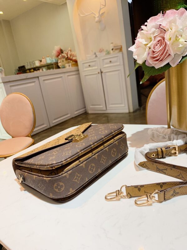 LC02 - Louis Vuitton Women's Fashion Bag