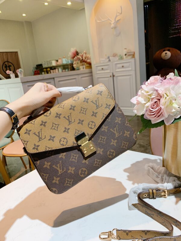 LC02 - Louis Vuitton Women's Fashion Bag