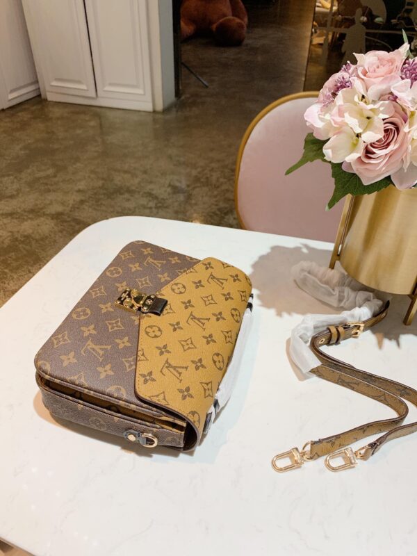 LC02 - Louis Vuitton Women's Fashion Bag
