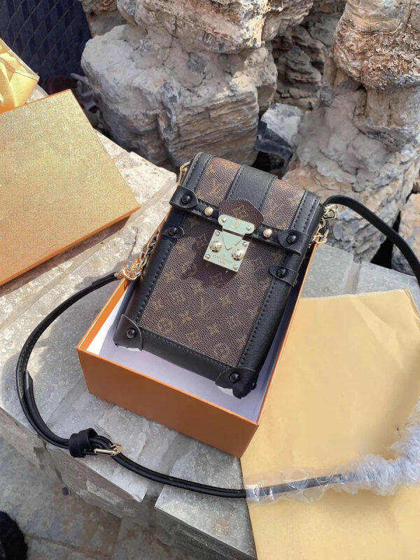 LC15 - Louis Vuitton Women's Fashion Bag